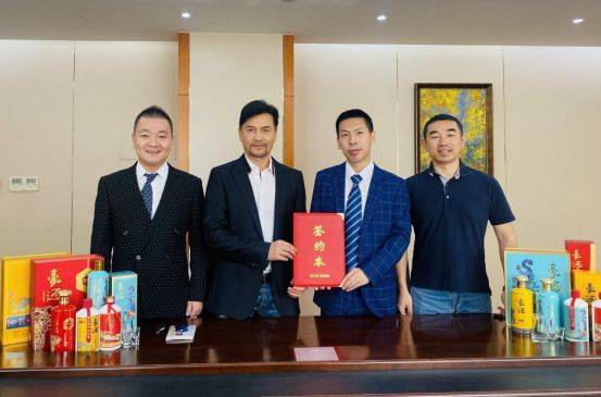 云仓酒庄签约中国香港男演员吕良伟为豪迈白酒代言人 