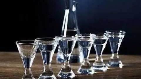 鉴酒方法不可信，鉴别白酒酒质的方法存在误区1.jpg