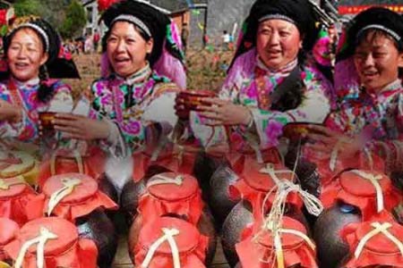 彝族的辣白酒是怎么酿造出来的1.jpg