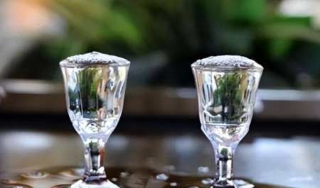 究竟是什么因素让我们喝白酒都习惯用小杯？1.jpg