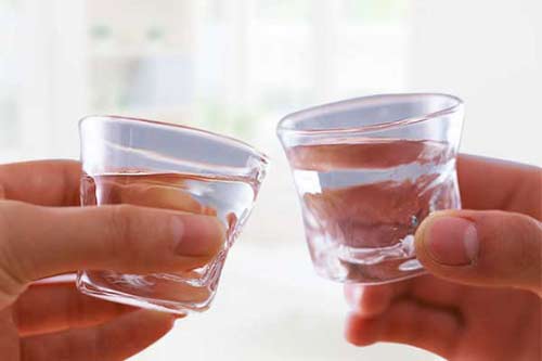 怎样喝白酒才能不伤身：不大口/不空腹/及时排除/搭配吃食1.jpg
